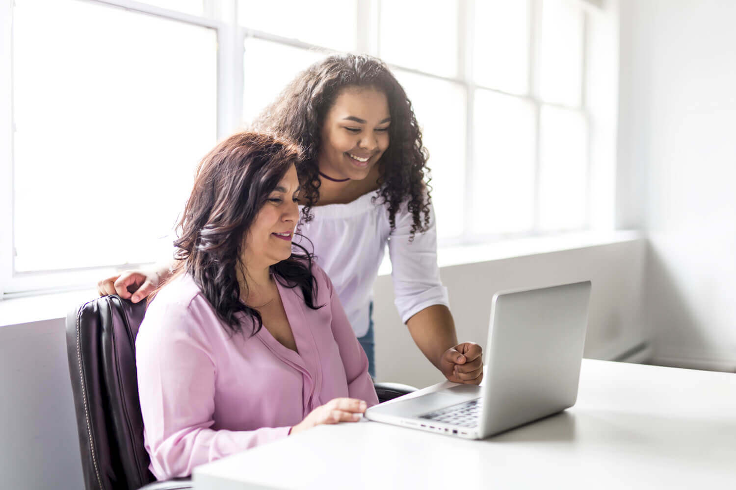 2 women on the laptop